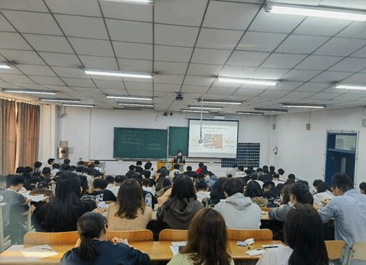 会议室里的人们AI 生成的内容可能不正确。