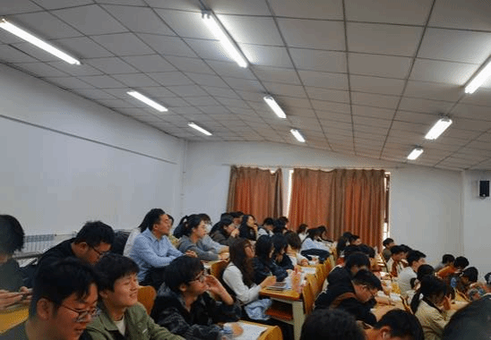 会议室里的人们AI 生成的内容可能不正确。